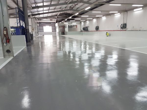 Sàn epoxy giúp nhà xưởng bền bỉ trước tải trọng nặng, hóa chất ăn mòn và bụi bẩn